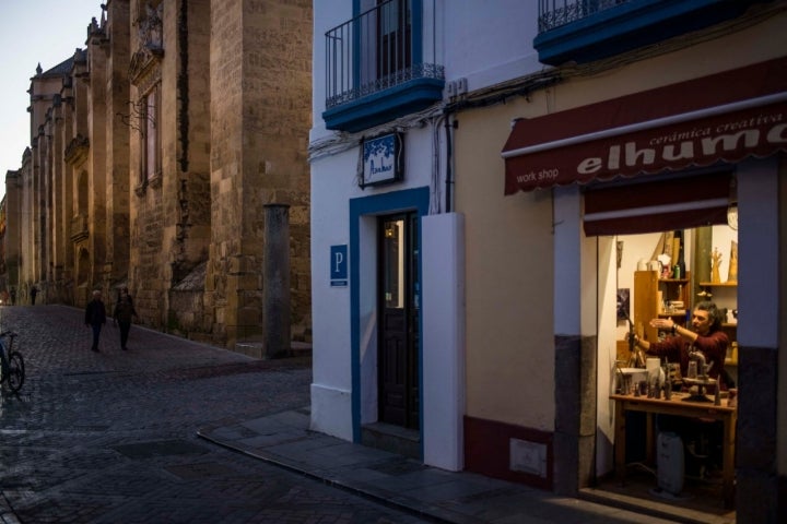 El taller de Jesús está pegado a la Mezquita.