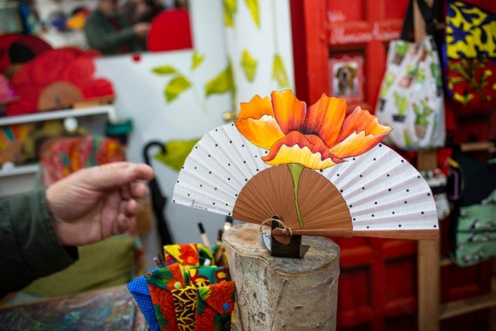 En esta pequeña tienda de la Judería no sólo pintan abanicos, también les dan nuevas formas.