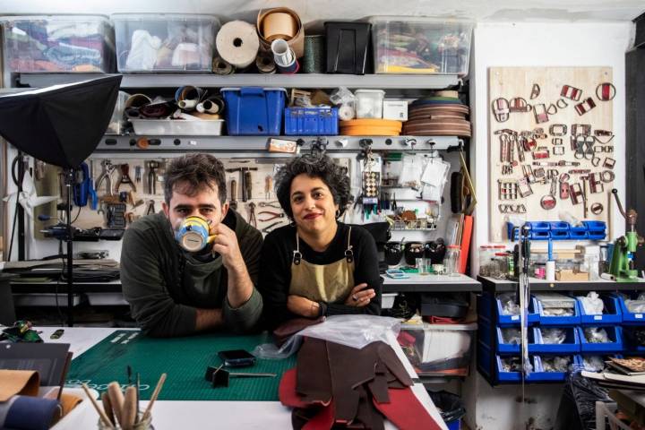 Alejandra y Ruggero posan tranquilos en el caos de su taller.