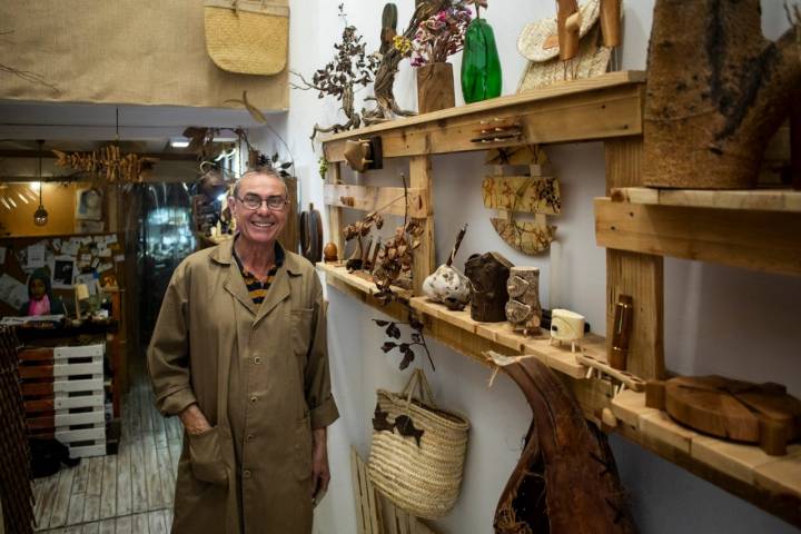 Antonio solo trabaja la madera y, desde hace unos años, con bastante éxito.