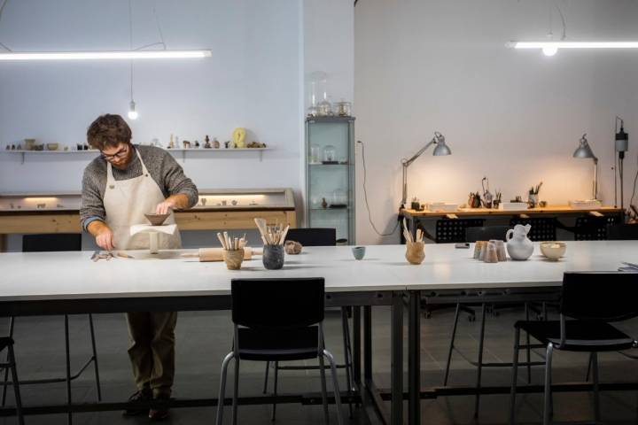 Pedro trabaja la cerámica en el amplio taller de la pareja.