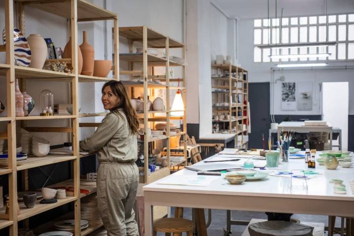 Ana Illueca tiene su taller de 100 metros cuadrados a las afueras de la capital levantina.