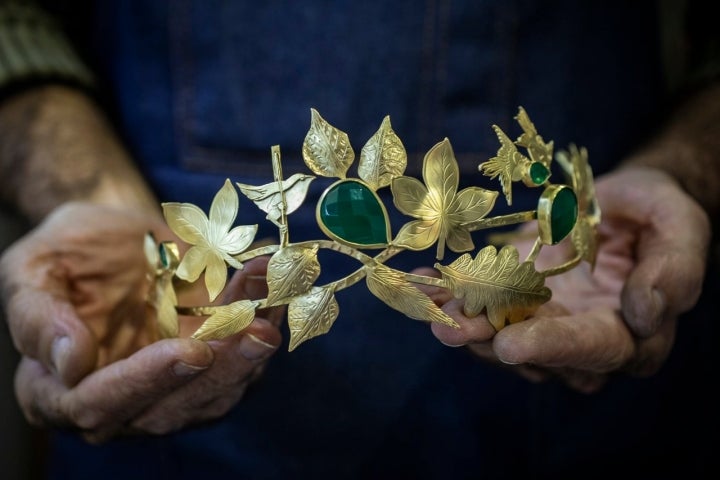 Más allá de los complementos de fallera. Tiara de diseño muy solicitada para bodas y eventos.