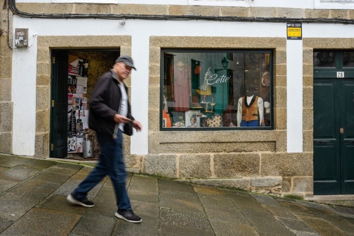 La tienda se encuentra en Rúa de Xelmírez, en Santiago. 