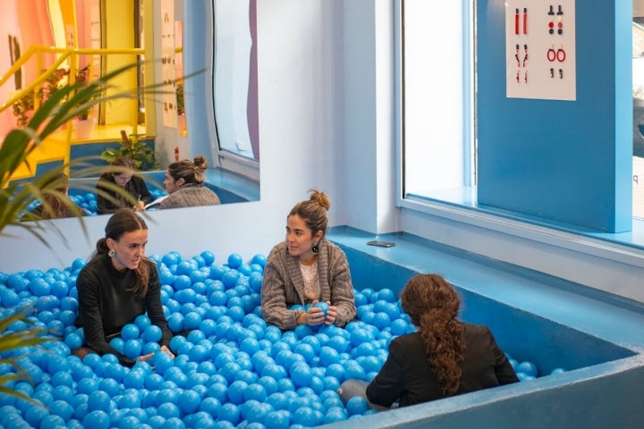 La piscina de bolas azules sirve como zona de relax.