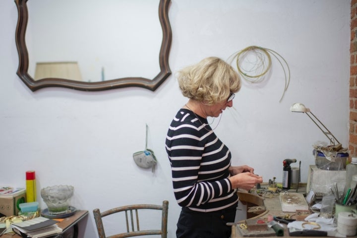 Lucía Rujas lleva más de 25 años trabajando en esta tienda-taller de la calle Ruda.
