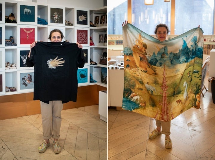 La camiseta de 'El Caballero de la mano en el pecho' y el pañuelo de 'El Jardín de las delicias'.