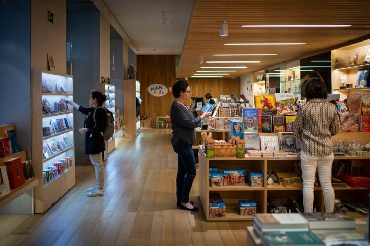 La tienda del MAN tiene una interesante librería.