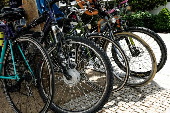 Varias bicicletas aparcadas juntas en Madrid Río.