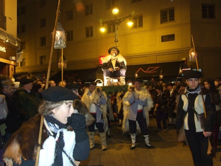 El Olentzero pasa delante del Café Niza, un clásico pamplonés. Foto: Asociación Amigos de Olentzero de Pamplona.