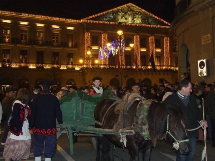 El desfile pasa por el edificio del Gobierno de Navarra. Foto: Asociación Amigos de Olentzero de Pamplona.