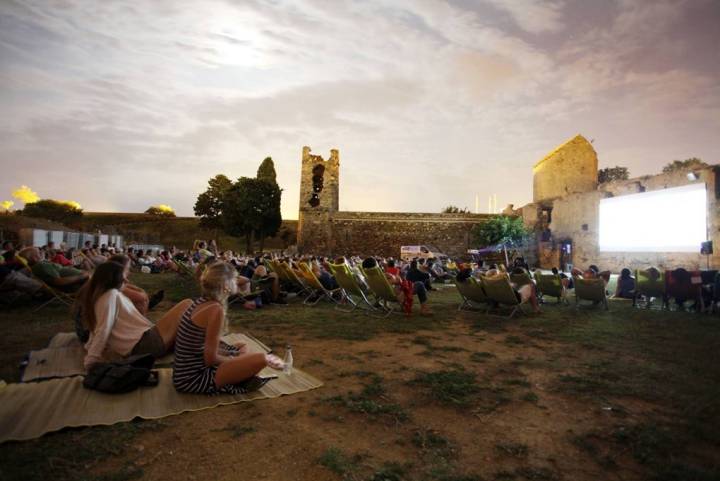 El Cinema a la Fresca (Ciutadella de Roses, Girona) se celebra en un paraje espectacular