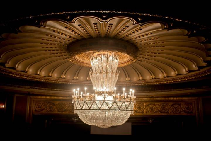 La lámpara del teatro que juega un papel clave en muchas obras.