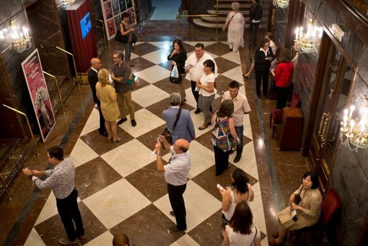 Hall del Teatro de La Zarzuela. Los asiáticos también se apuntan.