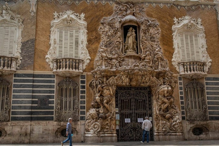 Esta puerta del palacio es puro 'horror vacui'.