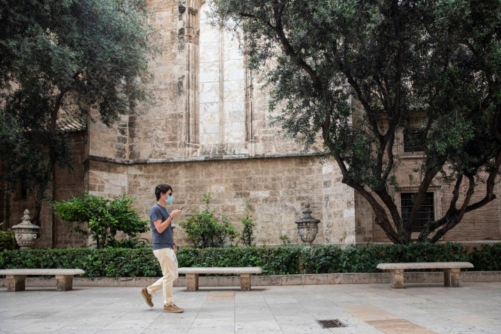 El paseo diario, un buen momento para mandar ese mensaje de audio que tienes pendiente.