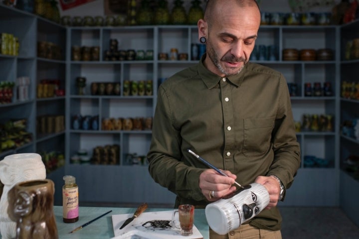 Juanjo se encarga de pintar los vasos.