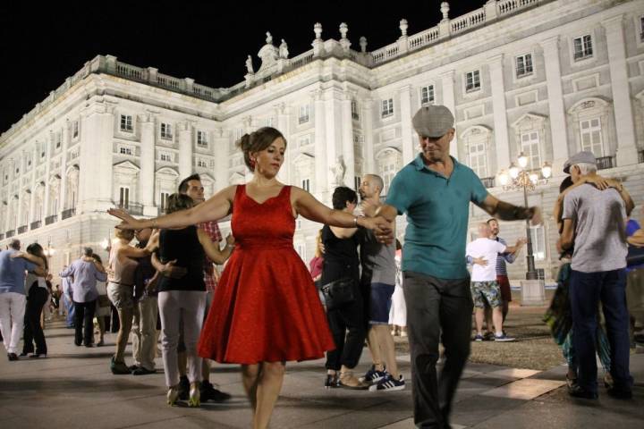 Bailando junto al Palacio Real de la Plaza de Oriente, de Madrid. Foto: Veranos de la Villa.