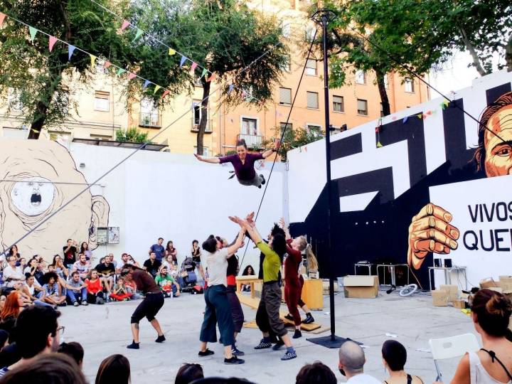 Velada de circo para toda la familia de la compañía Faltan 7, durante una actuación en las calles de Madrid.