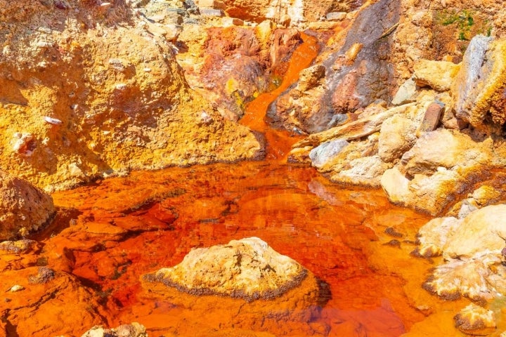 Las rojizas aguas del Río Tinto son muy llamativas