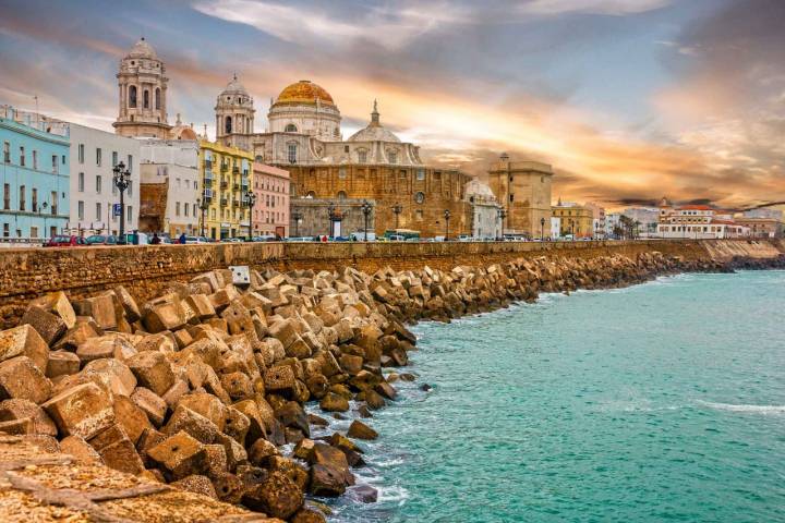 Cádiz tiene una zona que recuerda al malecón del La Habana. Foto: Shutterstock
