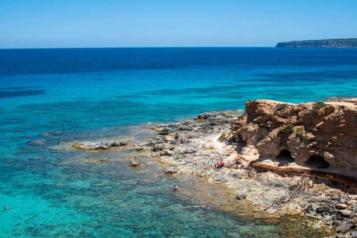 Esta cala en Baster, en la zona norte de Formentera, es refugio de pescadores y paraíso de visitantes. Foto: Alfredo Cáliz