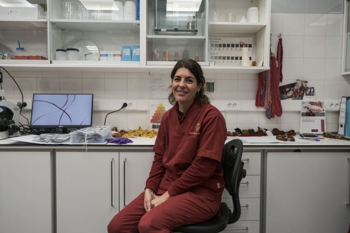 La sala de tintes donde trabaja Almudena López tiene microcospio, cacerolas y un bidón de cochinilla, entre otras muchos elementos.