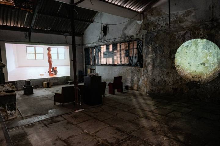 Las estancias menos iluminadas, como la Fragua, se usan habitualmente para proyectar piezas de video arte.