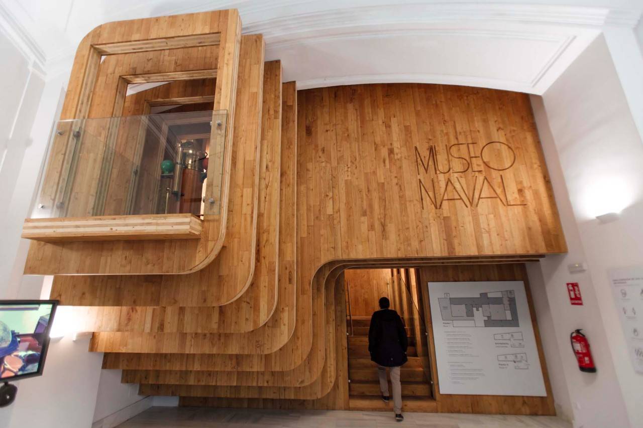 La nueva entrada al museo imita las cuadernas de un barco en construcción.