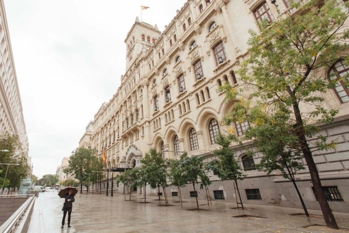 Fachada contigua al Palacio de Correos