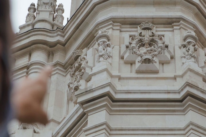 Magallanes en la fachada del Palacio de Correos.