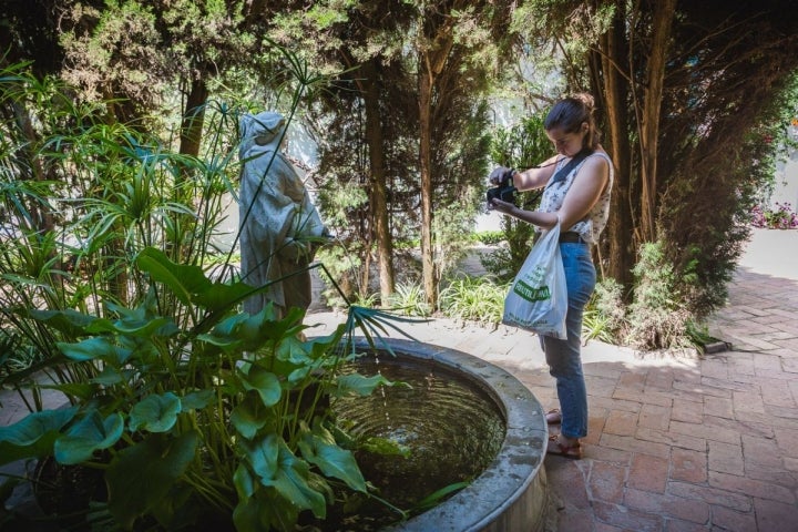 Una joven fotografía la ninfa clásica del Patio de la Madama.