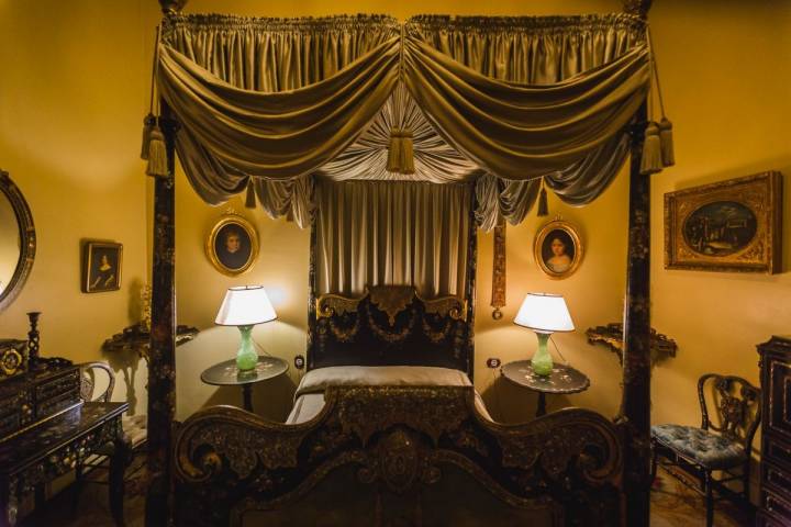 El Dormitorio Negro está decorado con piezas de estilo Napoleón III del siglo XIX.