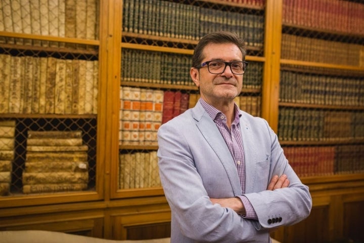 Avelino Cazallo, director de Difusión Cultural del palacio, en la Biblioteca, con ejemplares únicos.