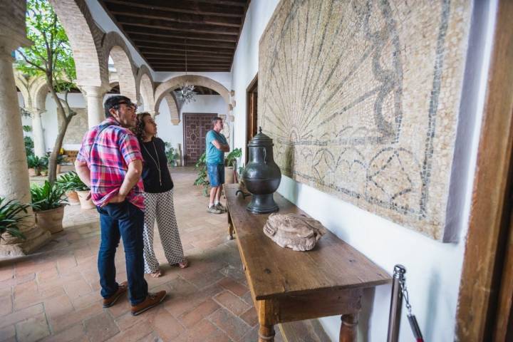 Una pareja admira uno de los mosaicos romanos repartidos por todo el palacio.