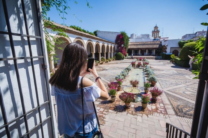 Desde el Patio de las Columnas se aprecia al fondo el campanario de la iglesia de San Agustín.