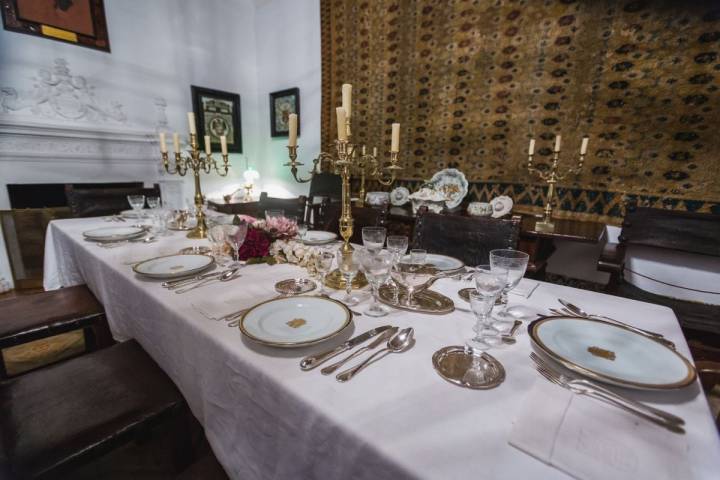 La mesa está lista como si en cualquier momento los marqueses te pidieran que te quedaras a comer.