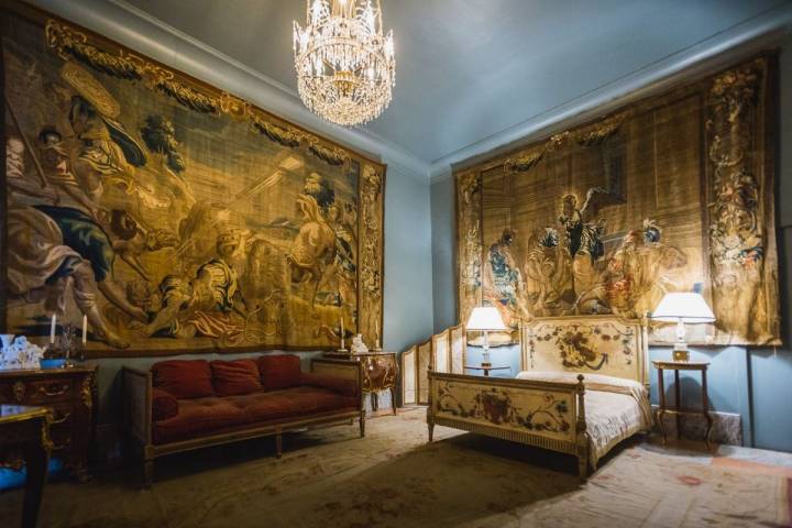 El estilo Luis XV y su gusto por los dorados inunda el Dormitorio Francés.