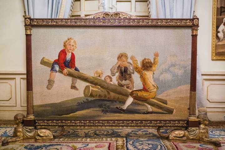 'Niños jugando en un balancín', uno de los tapices del Salón de Goya.