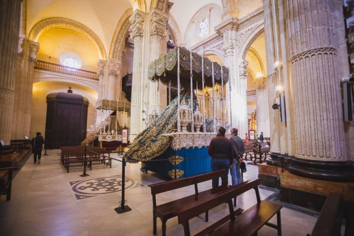 Las hermandades de El Amor y La Pasión comparten sede en la iglesia del Salvador.   También brillará el palio de la Hermandad del Silencio en La M
