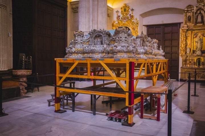 El prodigioso paso de plata del Señor de Pasión espera el fin de su montaje en la iglesia de El Salvador.