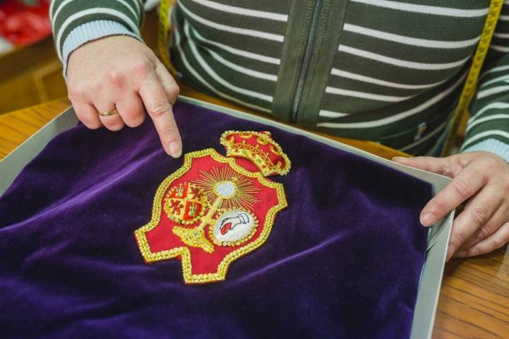 Durante el resto del año, en 'La Casa del Nazareno' se bordan a mano los escudos para los antifaces de los nazarenos.