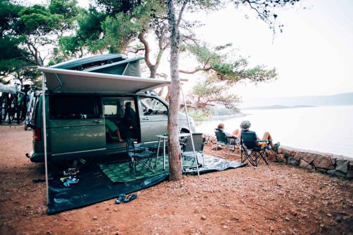 Una furgoneta camper abierta en un camping.