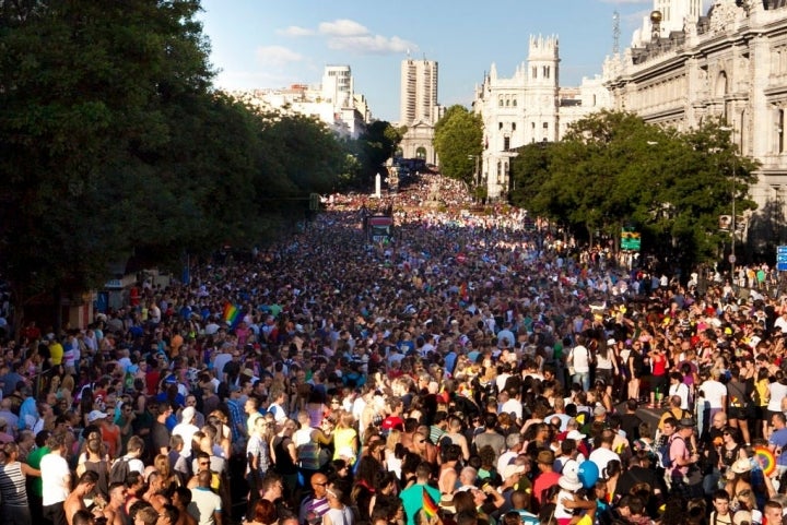 Miles de personas se reunen cada año alrededor de la Puerta de Alcalá para la ceremonia de clausura. Foto: WPM.