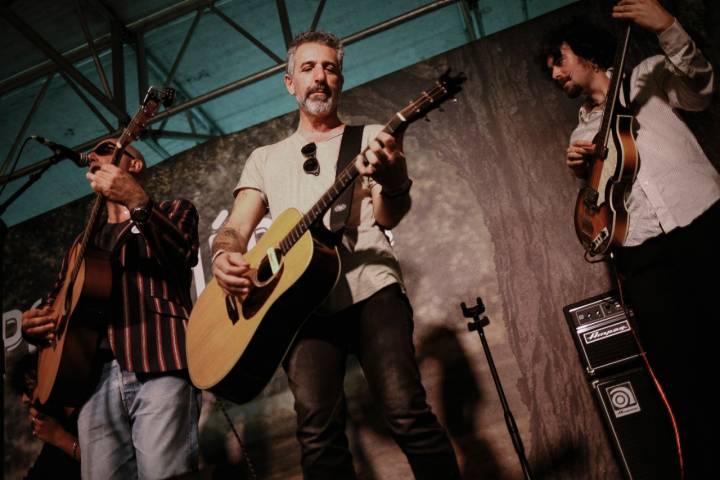 Pepe Solla no pudo resistirse a tocar la guitarra en la pasada edición de PortAmérica. Foto: Felipe Carnotto.