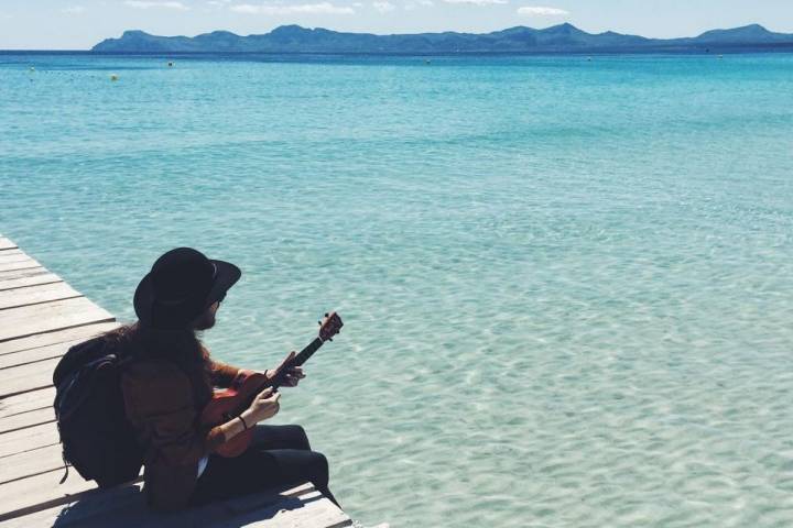 Entre concierto y concierto, Carlos Sadness se relaja en la playa del Muro, en Mallorca. Foto: Instagram.