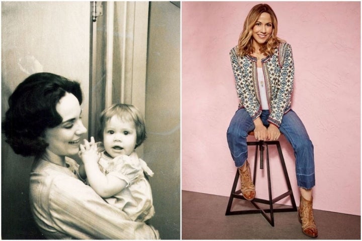 Sheryl Crow de bebé con su madre en una foto antigua, y la artista en la actualidad.