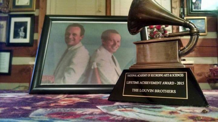 Una foto de The Louvin Brothers junto a uno de los premios recibidos durante su carrera.