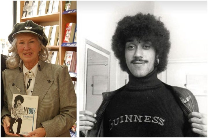 Philomena, la madre de Phil Lynott, con el libro escrito sobre su hijo, 'My Boy', y un retrato de este.