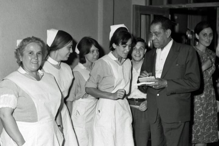 Antonio Machín firmando autógrafos a las enfermeras de un hospital de Zaragoza en 1965.